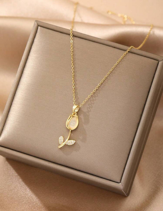 Delicate & Sweet Rhinestone tulip 🌷 Flower Necklace.