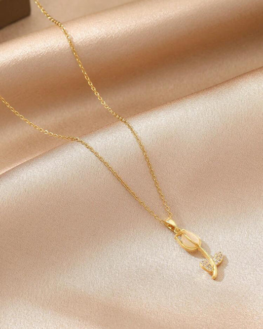 Delicate & Sweet Rhinestone tulip 🌷 Flower Necklace.