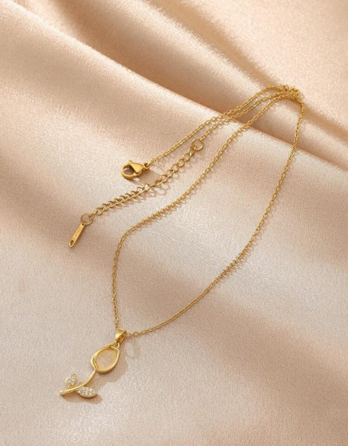 Delicate & Sweet Rhinestone tulip 🌷 Flower Necklace.