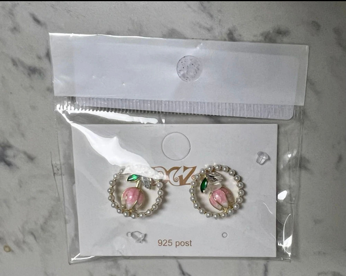 Pearl and oil drop tulip 🌷 stud earrings