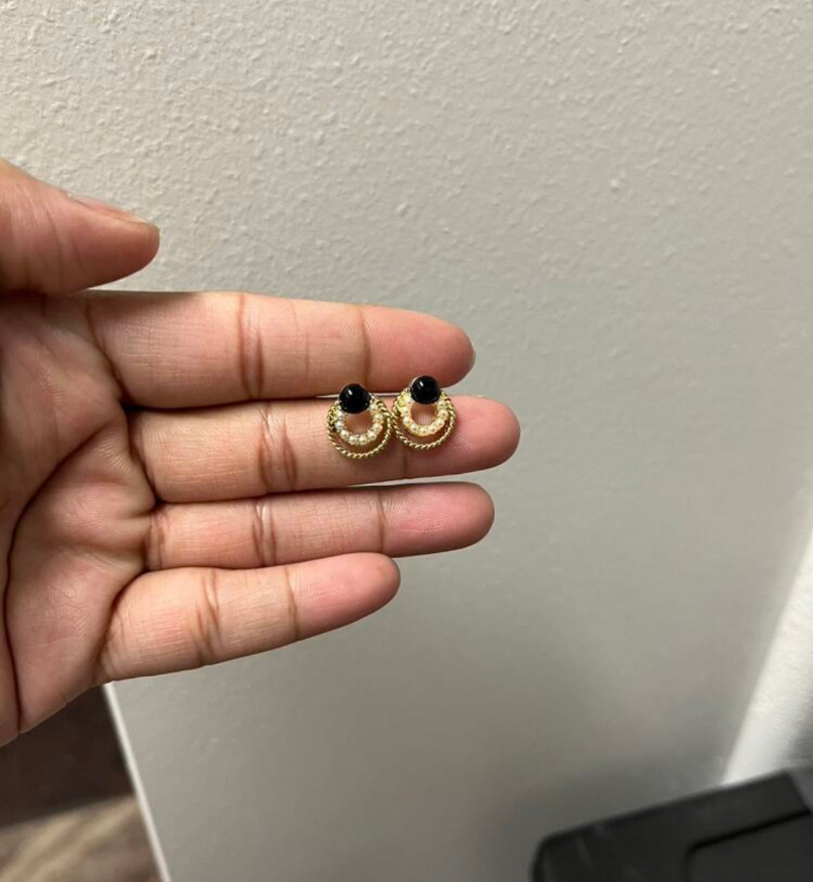 Simple and elegant pearl stud earrings