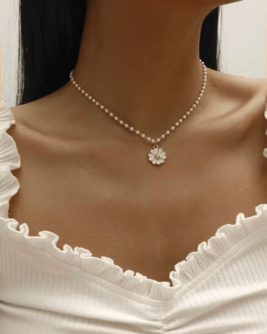 Daisy flower pendant necklace