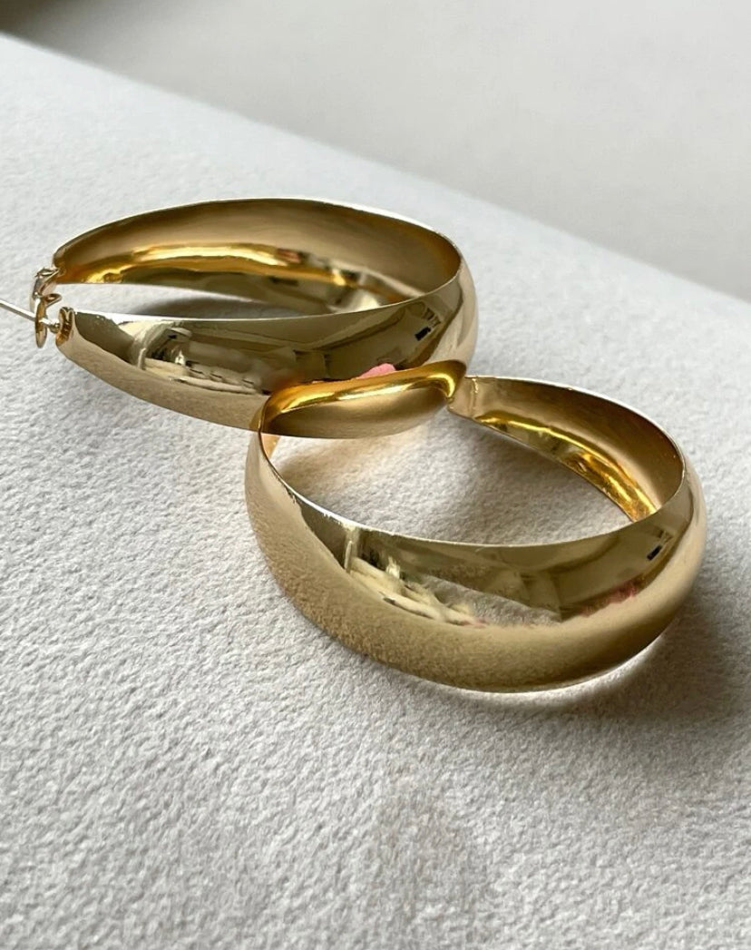 Minimalist hoop design earrings