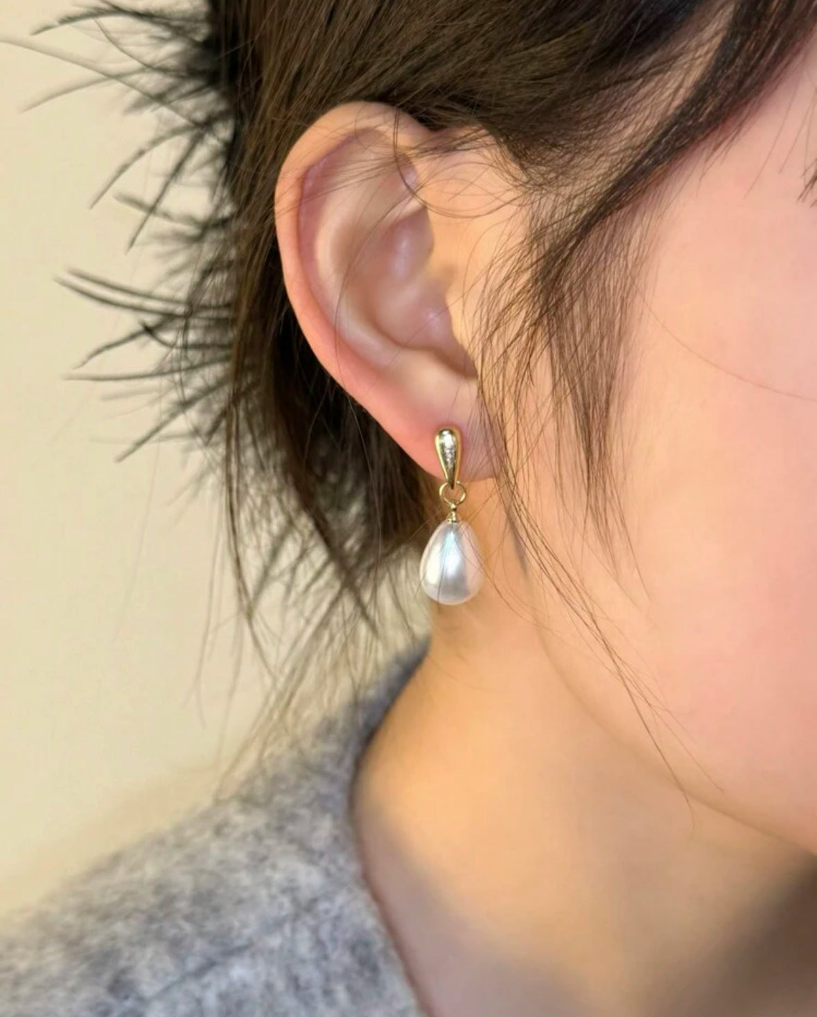 Elegant design pearl drop earrings