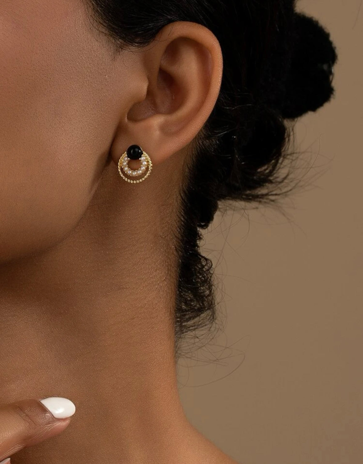 Simple and elegant pearl stud earrings