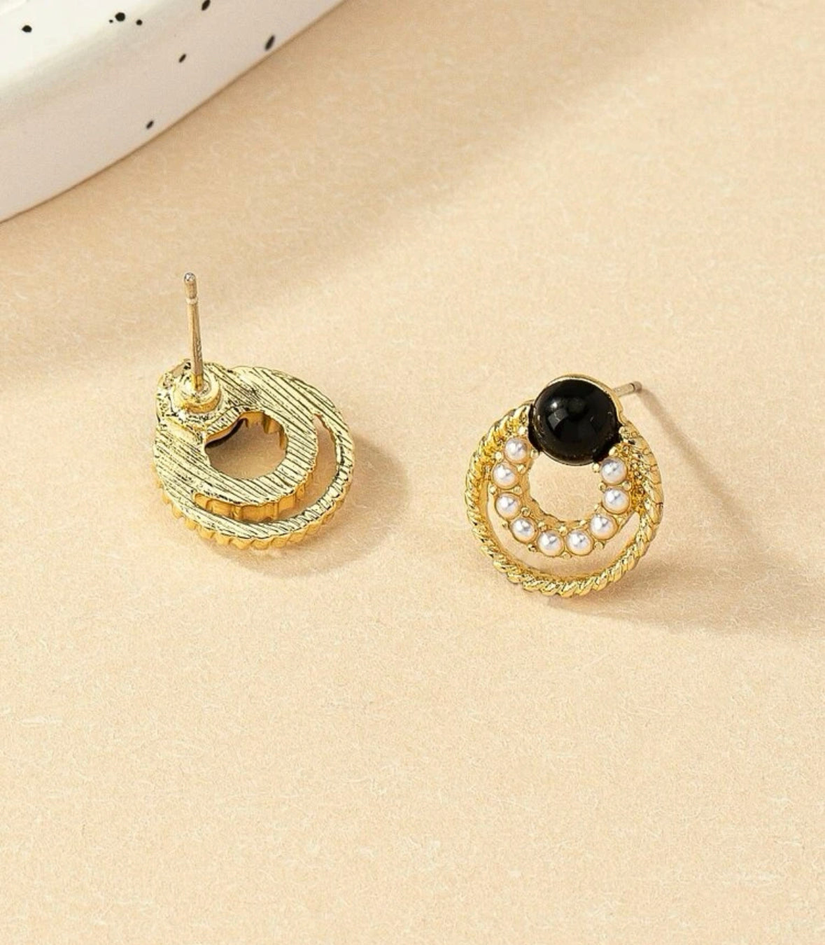 Simple and elegant pearl stud earrings