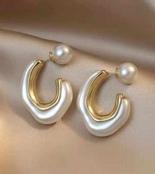 Beautiful pearl décor earrings