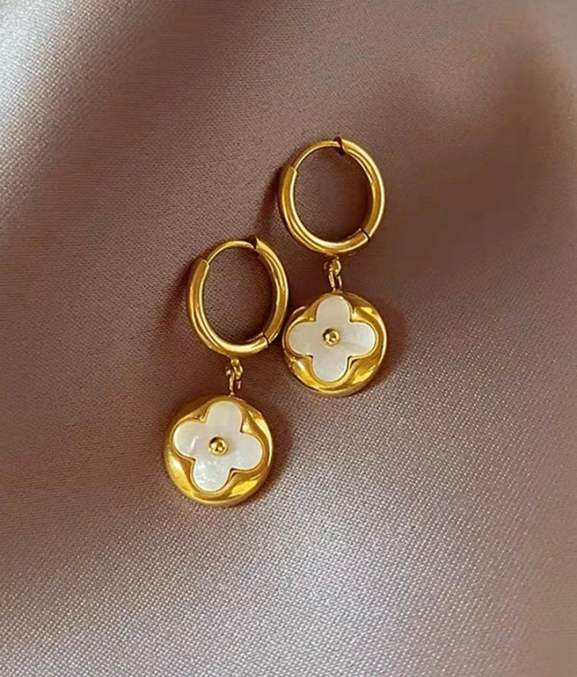 Clover Earring, Four leaf Clover Earring, Minimalist Earring, Clover studs, White Clover Earring, Dangle Earring, Plant Jewelry, Unique gift