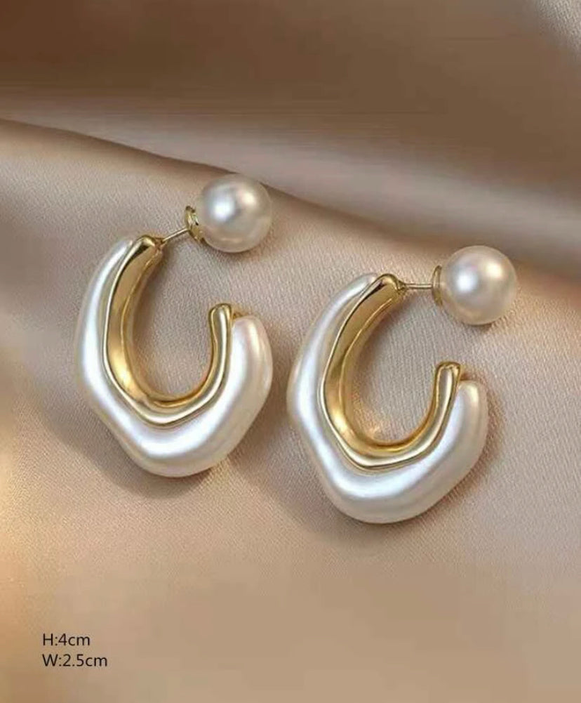 Beautiful pearl décor earrings