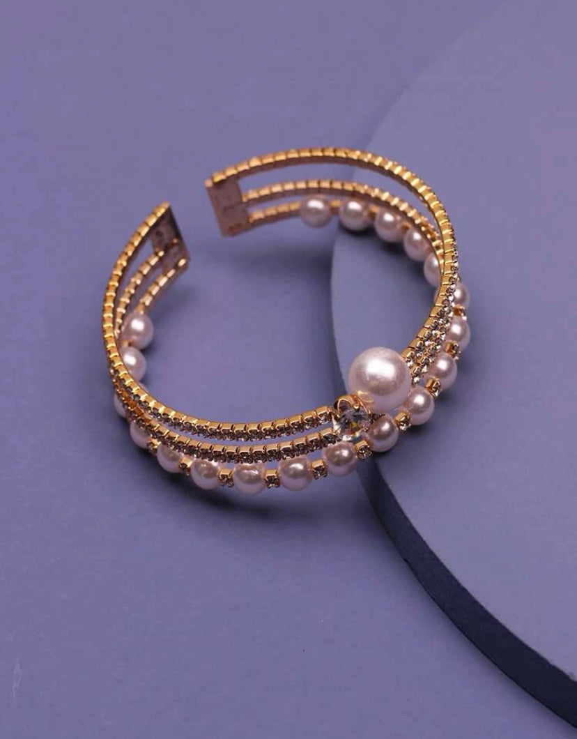 Absolutely beautiful pearl freshwater bracelet.