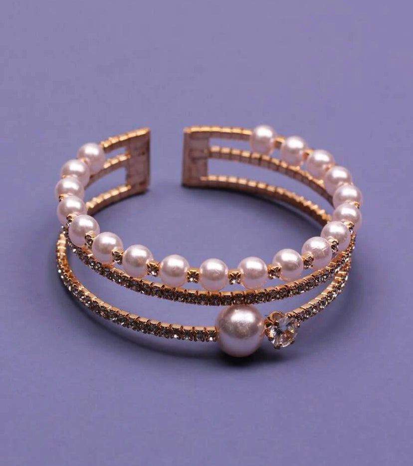 Absolutely beautiful pearl freshwater bracelet.