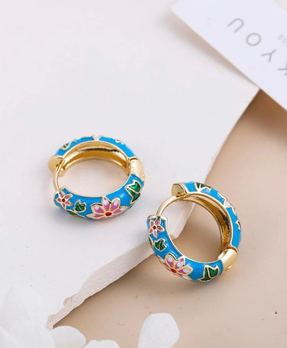 Gold hoop flower 🌸 earrings