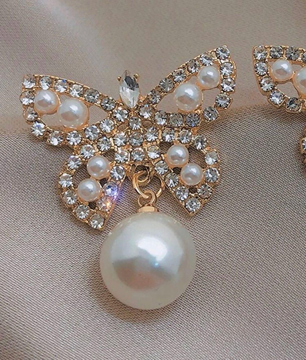 Beautiful pearl butterfly 🦋 stud Earrings