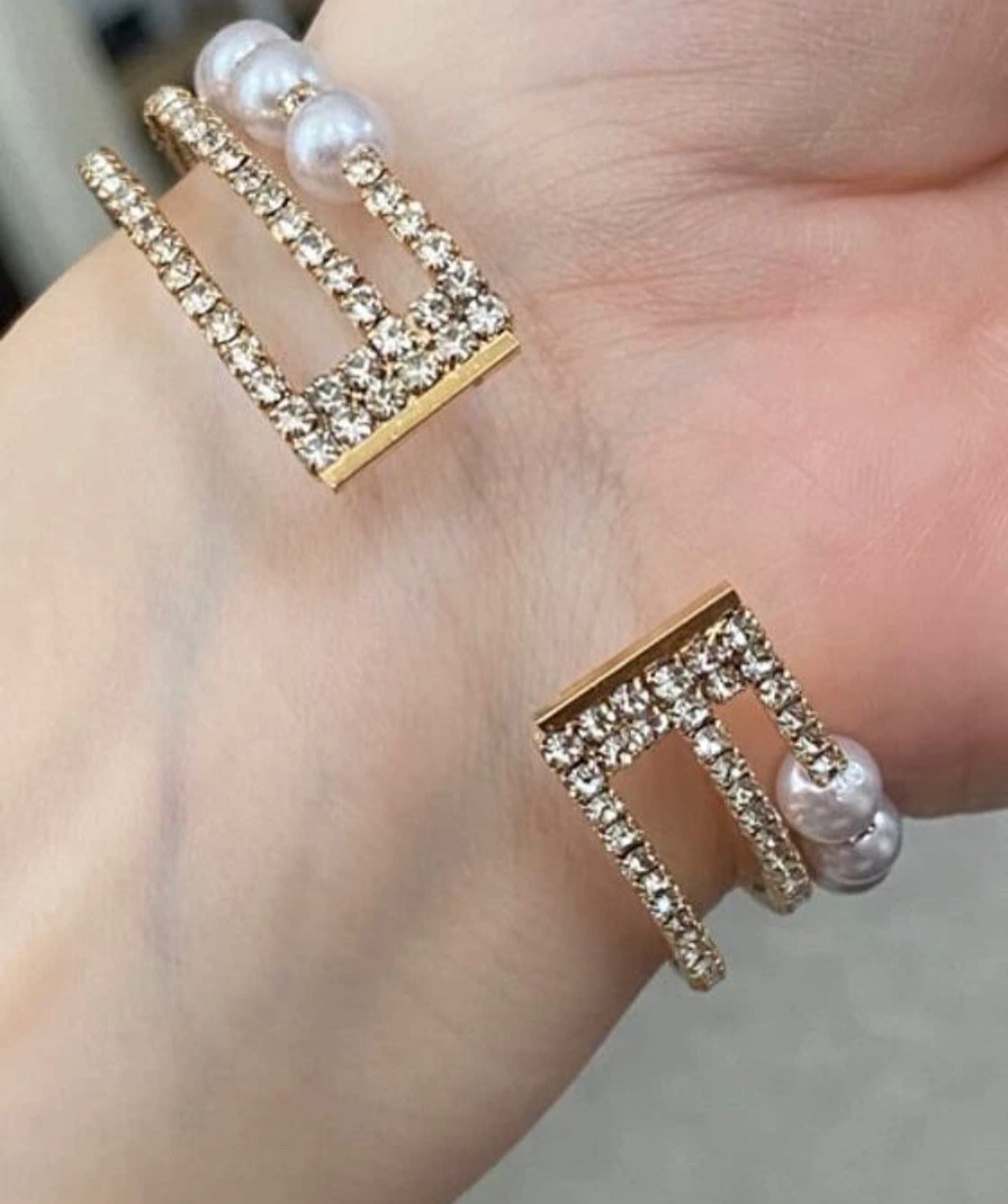 Absolutely beautiful pearl freshwater bracelet.