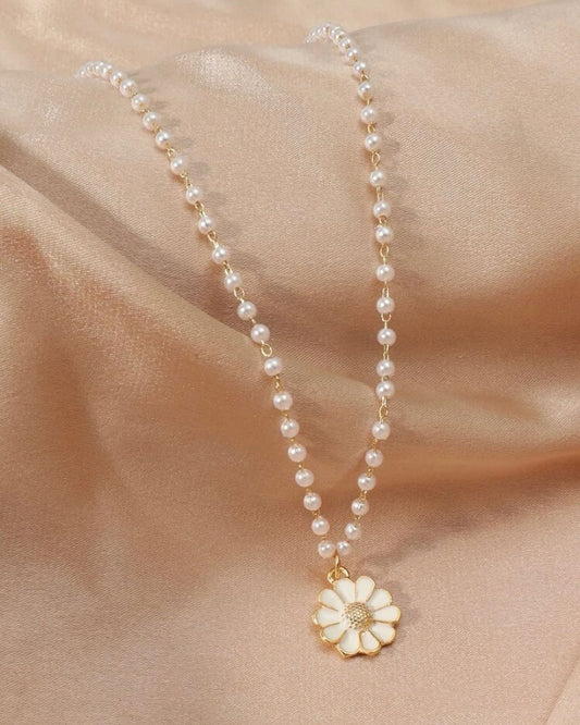 Daisy flower pendant necklace