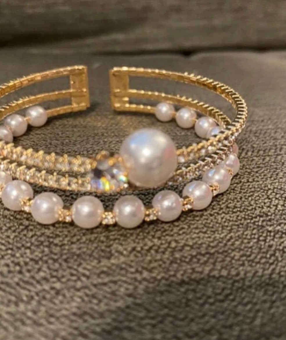 Absolutely beautiful pearl freshwater bracelet.